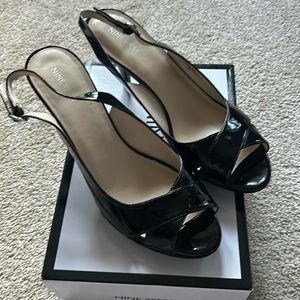 Sling back pumps. Black. Nine West